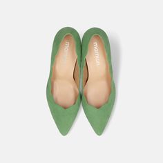 A feminine and elegant pair of shoes with a flower-like curved cut on the opening. These pumps add just the right amount of accent to a simple silhouette. Back Icon, Insta Live, Factory Tours, Simple Silhouette, Foot Pain, Pumps Flat, Ballet Flat Shoes, Ballet Flats, Ballet Shoes