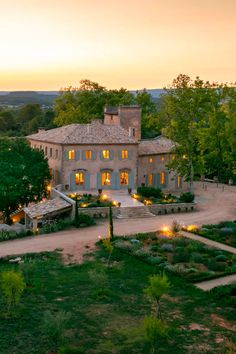 Exterior view of a castle in the south of France surrounded by trees, during the sunset South Of France House, French Country Houses, Vineyard House, Architecture Styles, Homes In France, France Country, France Aesthetic