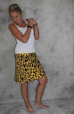 Super chic.Beautiful skirt made of yellow jersey with black spots. He falls casually and is therefore very comfortable to meet.The waistband is made of yellow cuff fabric.The skirt in A-shape can be worn very well in summer for flip-flops or in winter for boots.This slightly flared skirt in A-form ends depending pers. Size over ihe knee.Care: Machine Wash 30 ° Csizes:S - LPlease specify when ordering with:Scope, once measured over the Po,5cm under the belly button and the desired total length.ma Knee Care, Yellow Jersey, Grey Skirt, Beautiful Skirt, Stretch Skirt, Yellow Grey, Skirt Mini, Black Knees, Beautiful Skirts