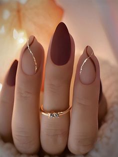 Descubra o charme das unhas perfeitas que vão complementar qualquer look! Com um design elegante e sofisticado, essas unhas são ideais para qualquer ocasião, seja uma festa, um encontro ou o dia a dia. Aposte em um acabamento brilhante ou em detalhes criativos para dar um toque especial. Sinta-se confiante e linda com essas unhas que são a cara do Brasil! 💅✨ Cute Neutral Nails, Easy Nails, Striped Nails, Nails Wedding, Thanksgiving Nails, Elegant Nails, Nail Designs Spring, Fall Nail Designs