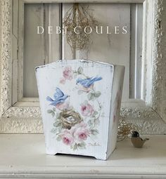 an old wooden box with flowers painted on it and the words de becquies above it