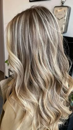 Past the shoulders hair length, blonde balayage on natural brown hair. Blonde Hair Brunette Highlights, Highlights For Golden Blonde Hair, Low Highlights For Blonde Hair, Platinum Highlights On Light Brown Hair, Extra Blonde Highlights, Baby Lights On Blonde Hair, Rooted Lived In Blonde