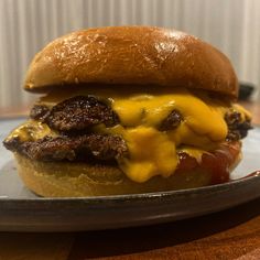 a cheeseburger is sitting on a plate