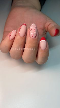 Christmas Nail Art Acrylic, Cute Christmas Nails Candy Cane, Lights Nails Christmas, Cut Christmas Nails, Cute Christmas Nails Red And Green, Christmas Nail Inspo Simple Red, Christmas Nails Anc, Red And White Nails For Christmas, Christmas Nail Asthetic