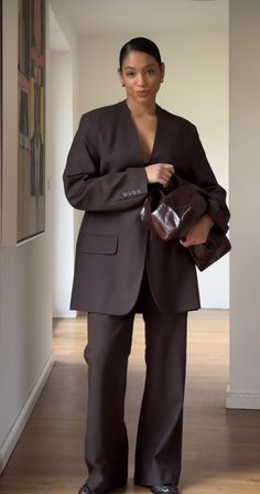 Corporate Fall Fashion, Corporate Black Women Aesthetic, Chic Brown Outfit, Streetwear Office Outfit, Italian Chic Outfit, Trench En Cuir Outfit, Muted Color Palette Outfits, Corporate Core Aesthetic, Formal Autumn Outfit