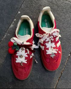 Shoes Decoration Ideas, Decorated Sneakers, Pretty Shoes Sneakers, Shoes Hack, Colorful Shoes