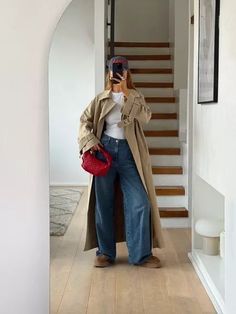 30 Fall Autumn Ideas | Cool Chich Efforless That Girl Outfit Ideas | Preppy outfits | Casual Cool Looks | September October November Looks | #fall #falloutfitideas Trench Coat Outfit Fall, Uggs Outfits, Trench Coat Fall, Trench Coat Outfit, Simple Fall Outfits, Uni Outfits