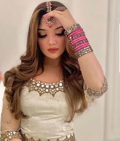 Braid Power: Effortless Hairstyles with Braided Headbands - Peinados con diadema trenzada Dp Pics For Whatsapp, Romaisa Khan, Joshua Kushner, Girly Swag, Pakistani Bridal Makeup, Trendy Shirt Designs, Karlie Kloss