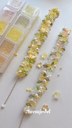 #flowers #jewelry #jewelrytrends #bracelet #braceletsforwomen #diyjewelrymaking #inspiration #beadedjewelryofinstagram #beads #beadwork Flower Beaded Bracelet, Beaded Stuff, Random Crafts, Beads Ideas, Yellow Jewelry, Diy Charm Bracelet, Beading Ideas, Jewelry Beads, Beading Wire