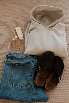 Perfect everyday outfit 🔗 below! College outfit, casual outfits, streetstyle, hoodie outfit, basics, it girl outfit, aesthetic #outfits #style #fashion #aesthetic #outfitideasforwomen Looking Put Together Everyday, Cute School Outfits Winter, It Girl Outfit Aesthetic, Black Hoodie Outfit, Outfit Basics, It Girl Outfit, Hoodies Outfit, Winter Outfits College, Fire Clothes