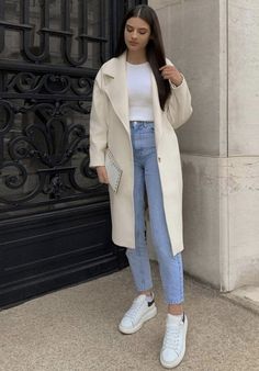 Off White Coat Outfit Winter, Cute Warm Winter Outfits, Modest Winter Outfits, Mantel Outfit, Simple Winter Outfits, Winter Outfits Warm, Mode Zara, Chic Winter Outfits, Look Formal