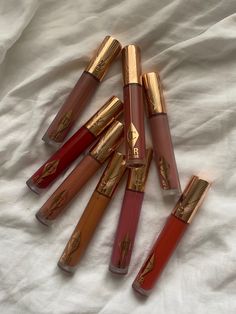 Charlotte Tilbury Powder Aesthetic, Makeup Aesthetic Luxury, Charlotte Tilbury Lipgloss, Charlotte Tilbury Makeup Asthetic, Luxury Brand Packaging, Makeup Materials, Beauty Routine Tips