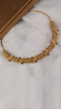 Neck Gold Jewelry Indian, Antique Gold Jewellery Designs, Neck Less Design Gold Jewellery, Indian Jewellery Design Gold Necklace Set Bridal Jewelry, Gold Necklace Set Bridal, Bijoux Art Nouveau, Choker Necklace Designs