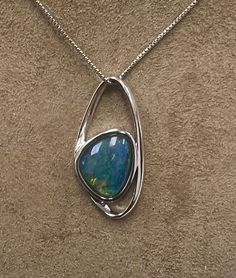 This opal is 100% GENUINE and natural mined from Lightning Ridge. Not Lab-created. Quartz Capped. Comes with an 18 inch Sterling Silver Chain. Set in Sterling Silver and expertly Rhodium plated . Will last a life time without tarnish. Perfect for those with metal allergies. You will receive exact item in the photo. Agate Necklaces, Diy Jewelry Pendants, Soldered Pendants, Silver Jewlery, Metal Jewelry Making, Simple Silver Jewelry, Unique Pendant Necklace, Metalsmithing Jewelry, Diy Jewelry Inspiration