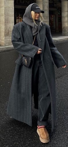 Aw Street Style 2024, Street Chic 2024, Gray Long Coat Outfit, Long Gray Coat Outfit, Street Style Winter 2023-2024, Winter Street Style 2024, Gray Coat Outfit Winter Style, Airport Outfits Winter, Nyc Winter Outfits Street Style