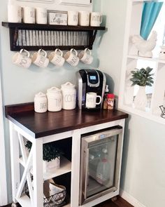 Descobrir 83+ imagem cafeteria en casa Abzlocal.mx Kaffe Station, Built In Coffee Maker, Hangout Room, Bar In Casa, Kabinet Dapur, Home Coffee Stations