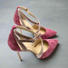 Zapato semiabierto con tiras cruzadas en dos tonos de terciopelo rosa con tacón fino en baño oro rosa. DETALLES Y COMPOSICIÓN: - Tacón: fino 10 cm en baño oro rosa.- Material exterior: terciopelo en tono nude y fucsia - Hebilla con cristales de Swarovski- Forro: 100% piel de cabra- Suela: 100% cuero- Comfort: plantillas de gel internas Hecho en España TALLAJE: Talla 39 indicada para todo tipo de pie. Talla media talla más ESTADO: En perfecto estado. ENVÍOS Y DEVOLUCIONES: El plazo de entrega para los zapatos de colección es de 4-7 días laborables. Los zapatos de colección comprados online admiten devoluciones. Puedes consultar nuestra política de devoluciones aquí. Pink Pointed Toe Heels With Floral Print, Pink Velvet Pumps, Pink Slingback Pumps With 4-inch Heel For Party, Pink 4-inch Kitten Heels For Evening, Pink Chic Slingback Pumps With 4-inch Heel, Nude Shoes, Metallic Shoes, Strap Shoes, Pink Velvet