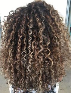 pinterest: curlylexa ✨ Curly Balayage Hair, Colored Curly Hair, Balayage Hair Blonde, Curly Hair Inspiration, Short Hair Balayage