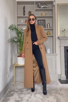 Womens Long Coat Outfit, Formal Khaki Long Coat, Trench Coat Outfit Date Night, Camel Maxi Coat, Tan Coat Outfit Winter, Long Tan Coat Outfit, Long Tan Winter Coat, Elegant Long Camel Coat, Camel Wool Coat Outfit
