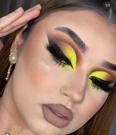 Yungblud Makeup Inspired, Black Cut Crease Makeup, Creative Eye Makeup Tutorial, 90s Make Up Look, Yellow Eyeshadow Looks, Very Easy Makeup, Crazy Eye Makeup, Yellow Eye Makeup, Smokey Makeup