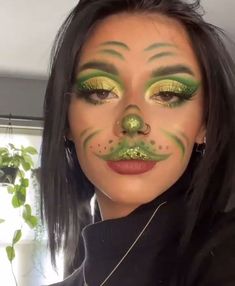 Grinch Costume Makeup, The Grinch Makeup Ideas, The Grinch Eye Makeup, Christmas’s Makeup, Pretty Grinch Makeup, Grinch Makeup Simple, Grinch Eyeshadow Looks, Christmas Nail Grinch, Grinch Themed Makeup