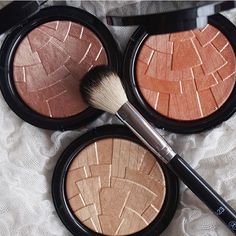 Anastasia Beverly Hills Illuminators in "Riviera, Peach Nectar, and So Hollywood" Anastasia Beverly Hils Brush #23 ($25) Make Up Studio, Linda Hallberg, Best Makeup Brushes, روتين العناية بالبشرة, Makati, Bb Cream