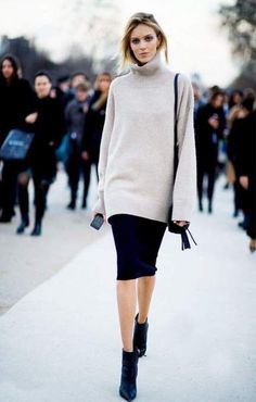 How To Wear Booties Ankle Boots Pencil Skirts 37+ Ideas For 2019 #howtowear Work Sweaters, Walking Down The Street, Woman Walking, Anja Rubik, New Street Style, Bandage Skirt, Looks Street Style, Outfit Trends