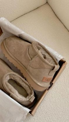 uggs fall brown cozy warm autumn footwear comfortable fuzzy Ultra Mini Uggs, Cute Uggs, Stile Blair Waldorf, Ugg Ultra Mini, Dr Shoes, Ugg Mini, Shoe Wishlist, Uggs Outfit, Shoe Inspo