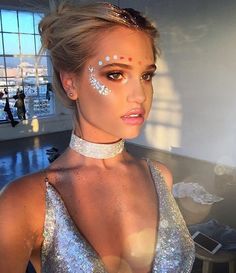 I need a reason to wear this many sparkles Glitter No Rosto, Alien Make-up, Glitter Carnaval, Look Da Festival, Karneval Diy