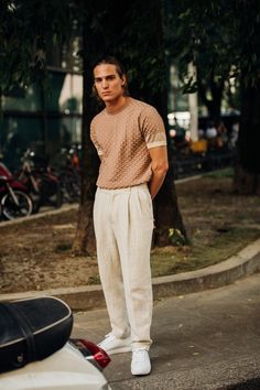 Familiar Aesthetic, Mens Street Style Summer, Milan Fashion Week Men, Easy Poses, Fashion Milan, Vintage Man, Hipster Man, Queer Fashion, Mens Spring Fashion