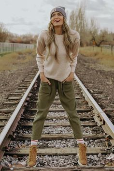 Outdoor Wear Women, Job Outfits, Minimal Closet, Pnw Style, Cute Business Casual, Camping Clothes, Cute Hiking Outfit, Business Casual Pants, Style Hacks