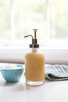 DIY Body Wash with Honey | HelloGlow.co - honey - coconut oil - liquid Castile soap Diy Body Wash, Honey Body Wash, Homemade Body Wash, Diy Coconut, Honey Diy, Diy Kosmetik, Homemade Lotion, Natural Diy