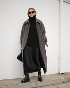 Autumn Winter 2024 Fashion Trends Women, Winter Travelling Outfits, 2025 Street Style Trends, Winter Outfits 2025 Women, 2025 Winter Trends, Black White Grey Outfits, Winter 2025 Outfits, Winter 2025 Fashion Trends, Winter Minimalist Outfit