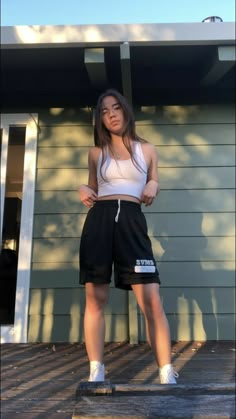 Outfit Ideas Basketball Shorts, Styling Basketball Shorts Women, Grey Basketball Shorts Outfit, Basketball Fashion Women, Women In Basketball Shorts, How To Style Basketball Shorts Women, Basketball Shorts Outfit Aesthetic, Basketball Short Outfits Women, Baggy Athletic Shorts Outfit