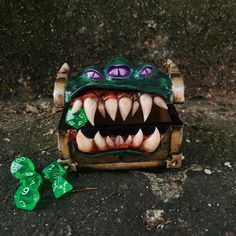 Small dice holder chest, shaped like a rpg d&d mimic, green with 3 eyes and big teeth Mimic Ideas, Dnd 3d Print, Mimic Chest, Dnd Diy, Play Clay, Product Ideas, Polymer Clay Projects, Treasure Boxes, Diy Clay