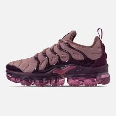 Wine Gift Ideas, Nike Shoes Women Fashion, Air Vapormax Plus, Nike Air Vapormax Plus, Custom Nike Shoes, Nike Vapormax, Fresh Shoes, Cute Sneakers, Hype Shoes