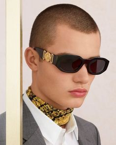 TREND | Óculos com as Lentes Retangulares em Alta – O Cara Fashion Versace Shades, Versace Eyewear, Versace Glasses, Dope Jewelry, Mens Eyewear, Streetwear Men Outfits, Versace Men