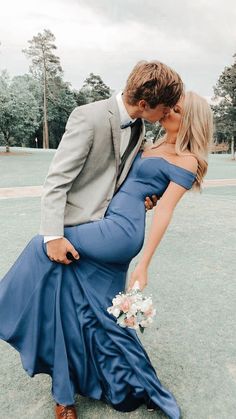 Prom Inso Pics, Matching Prom Couples Green, Lake Prom Pictures, Prom Couples Poses Photo Ideas, Blue And Grey Prom Couple, Prom Photoshoot Couples Cute Poses, Boyfriend Prom Pictures, Prom Dip Pose, Prom Pictures Couples Kissing