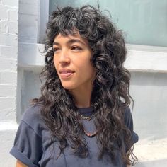 22 Jaw-Dropping Layered Curly Hair With Face Framing Looks Square Jaw Curly Hair, Curly Hair With Face Framing, Square Haircut, Long Layered Curly Hair Face Framing, Square Jaw, Face Framing Highlights, Long Layered Curly Hair, Highlights Curly, Framing Highlights