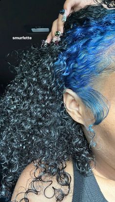 Light To Dark Blue Hair, Brown And Blue Hair Black Women, Hair Styles On Natural Black Hair, Blue Skunk Stripe Hair Curly, Blue Hair In The Back, Natural Dyed Hair Black Women, Blue Skunk Stripe Hair, Dyed Roots On Black Hair, Blue Skunk Stripe