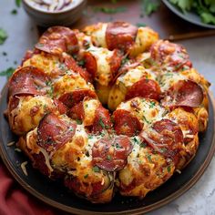 A classic Italian Margherita pizza topped with fresh mozzarella, basil, and a rich tomato sauce. Perfect for pizza lovers who enjoy simplicity and flavor. 🍕 #MargheritaPizza #PizzaLovers #ItalianPizza #HomemadePizza #PizzaRecipe #Foodie #PizzaNight #EasyRecipes Pizza Monkey Bread Recipe, Pizza Monkey Bread, Margherita Pizza Recipe, Monkey Bread Recipe, Salty Food, Classic Pizza, Pizza Recipes Homemade, Healthy Food Dishes, Margherita Pizza