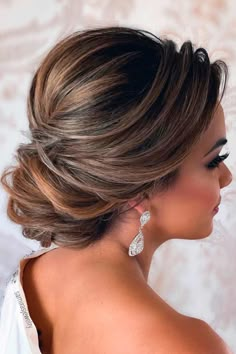 Romantic Hair And Makeup Ideas To Try This Valentines Day ★ Valentine's Day Updo Hairstyles Mother Of The Bride Hairdos, Mother Of The Groom Hairstyles, Sanggul Modern, Bridal Hair Buns, Mom Hairstyles