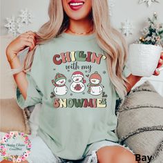 Comfort Colors, Chillin' With My Snowmies with three snowmen, Women's Trendy Retro Oversized T-shirt, Men's Retro Christmas Tee, Womens Christmas Tshirt Dress, Night Shirt.Vintage vibes tee. Plus sizes. Super comfy! You'll want to hang out in this every day! For an oversized fit, tshirt dress or nightshirt, we recommend going up two sizes. Comfort Colors is so popular because it fits like a well loved tee. FREE shipping! No minimum purchase required! Comfort Colors by Gildan is a garment-dyed t-shirt, made 100% with ring-spun cotton. The soft-washed, garment-dyed fabric brings extra coziness to your wardrobe while the relaxed fit makes it an excellent daily choice. The garment is dyed after it's been constructed, giving it a soft color and texture. The double-needle stitching throughout th Horse Rodeo, Cookie Shirt, Winter T Shirts, Rodeo Shirts, Womens Christmas Shirts, Western Christmas, Cow Girl, Coffee Shirts