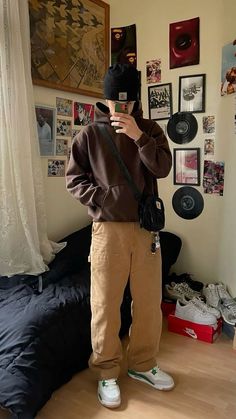 Mens Outfits Carhartt, Khaki Carpenter Pants Outfit, Beige Carhartt Pants Outfit, Carhartt Style Men, Carhartt Pants Outfit Men, Brown Crewneck Outfit, Carhartt Street Style, Carhartt Outfit Men, Carhartt Pants Outfit