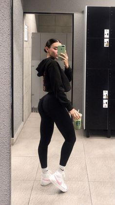 Discover the top 20+ leggings outfits trending on Pinterest! Get inspired by stylish, versatile looks that are perfect for any occasion. Volleyball Leggings, Gym Shorts Outfit, Modest Gym Outfit, Lulu Outfits, Modele Fitness