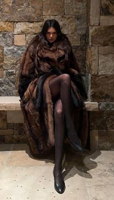 Winter Wonderland: Stay Cozy in Fur. Stile Kendall Jenner, Brown Fur Coat, Black Fur Coat, Long Fur Coat