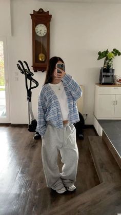 Colored Sweatpants Outfit, White Girl Outfits, Baggy Outfit Ideas, Streetwear Fits, Outfit Inspo Casual, Cute Lazy Outfits, Lazy Outfits, Simple Trendy Outfits, Cute Simple Outfits