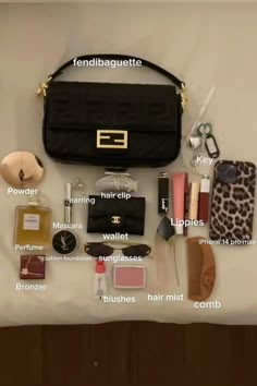 Things In Bag, What In My Purse, Live Aesthetic, Capacious Bag, What Is In My Bag, Everyday Bag Essentials, What's In My Purse, Be Aesthetic, Inside My Bag