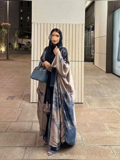 Saudi Abaya Aesthetic, Khaliji Abaya, Casual Abaya Outfits, Saudi Outfit, Hijab Fashion Inspiration Abayas, Abaya Style Dubai, Abaya Outfit Ideas, Khaliji Style, Hijabi Abaya