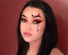 Simple Halloween Looks Make Up, Devil Costume Hair Ideas, Easy Halloween Makeup Devil, Devil Costume Makeup Easy, Very Easy Halloween Makeup, Maquillage Halloween Demon, Hallowen Meka Up, Devil Make Up Halloween Easy, Makeup Diable